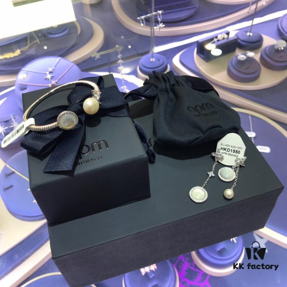 692feb9a99f2d84055c8ccfd APM Monaco White Shell Bracelet and Earrings Set, New Trendy Fashion Style, Ins-style Fresh and Versatile Design