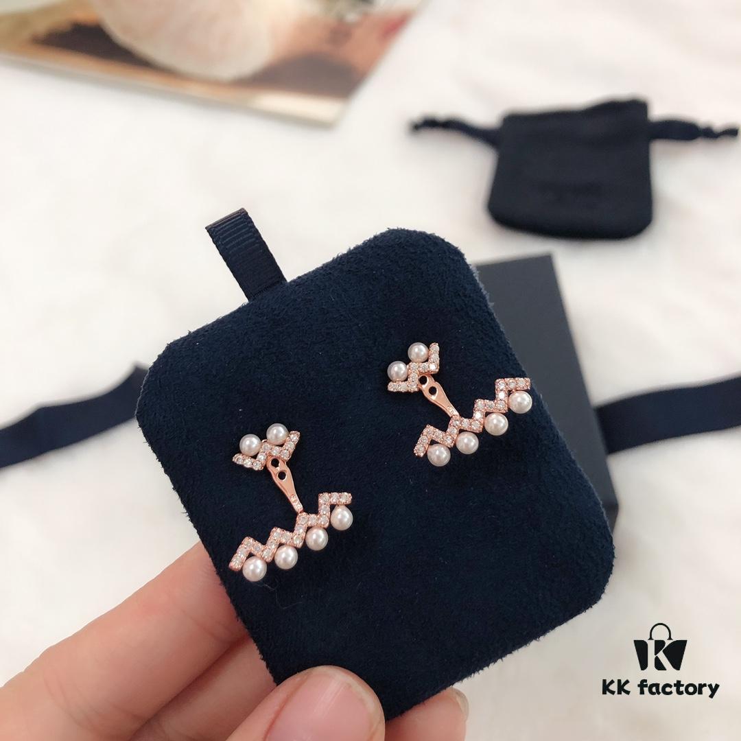 APM Monaco European and American Wave Pearl Stud Earrings, Stylish and Fashionable, Versatile Design