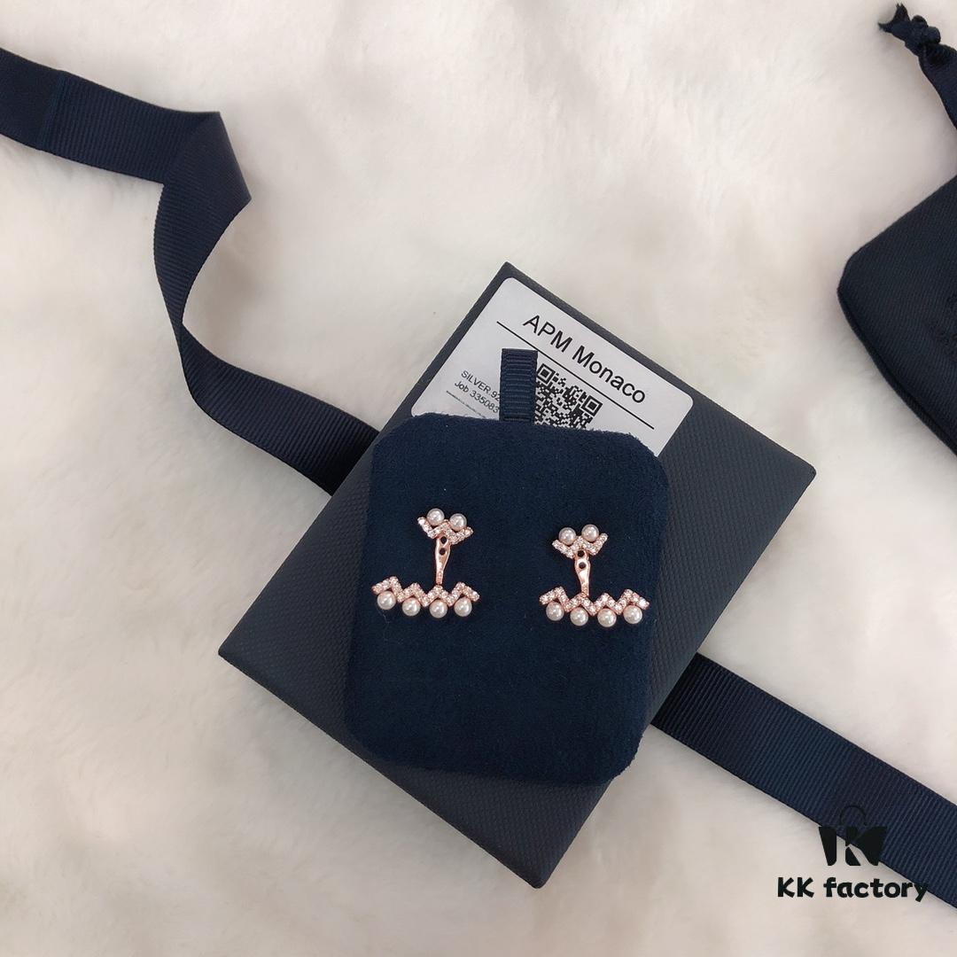 APM Monaco European and American Wave Pearl Stud Earrings, Stylish and Fashionable, Versatile Design