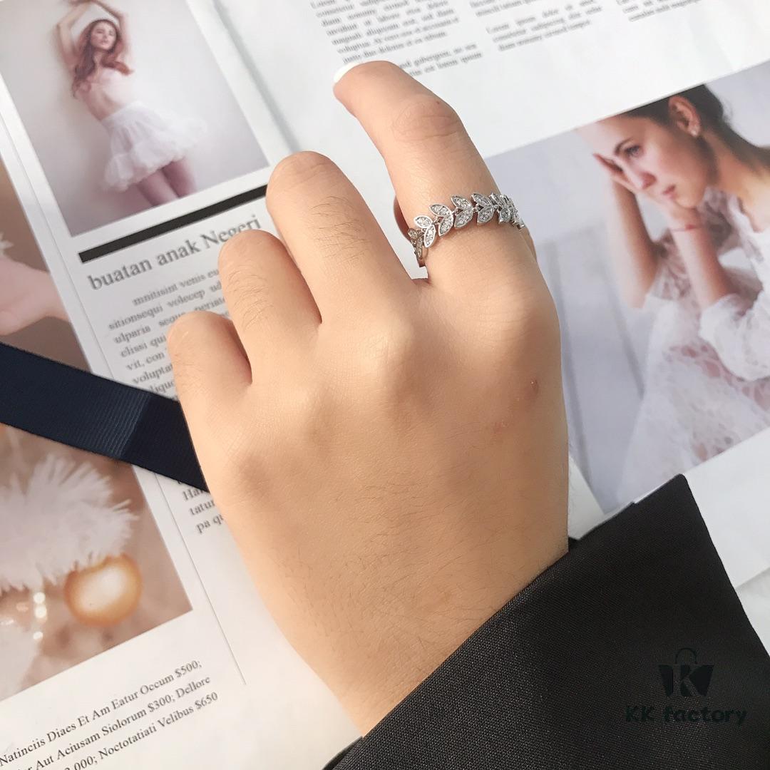 APM Monaco Palm Leaf Ring for Women, Flexible Ring, Elegant Design for Dinner Parties, Annual Events, Romantic Couples, Index Finger Style