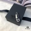 692fec3d99f2d84055c8ce06 APM Monaco Pearl Pin Earrings, Stylish and Versatile Fashion Design, Wearable in Multiple Ways