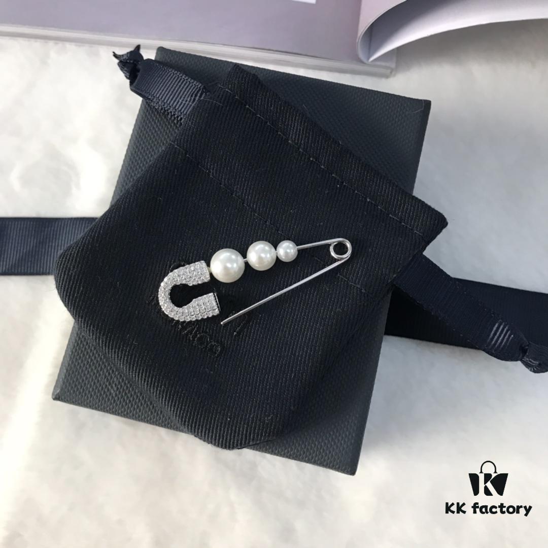 692fec3e99f2d84055c8ce09 APM Monaco Pearl Pin Earrings, Stylish and Versatile Fashion Design, Wearable in Multiple Ways
