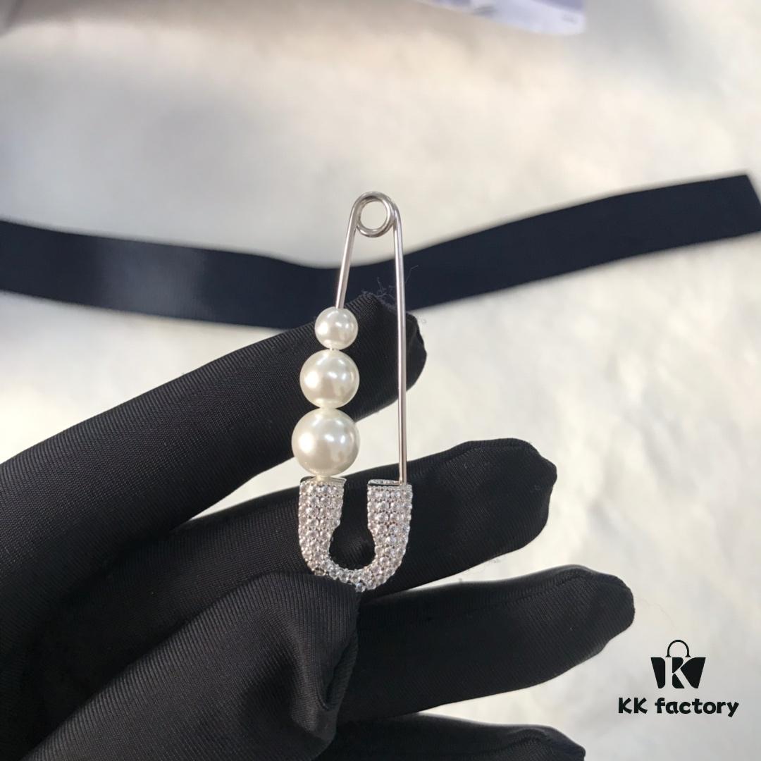 692fec3f99f2d84055c8ce0b APM Monaco Pearl Pin Earrings, Stylish and Versatile Fashion Design, Wearable in Multiple Ways