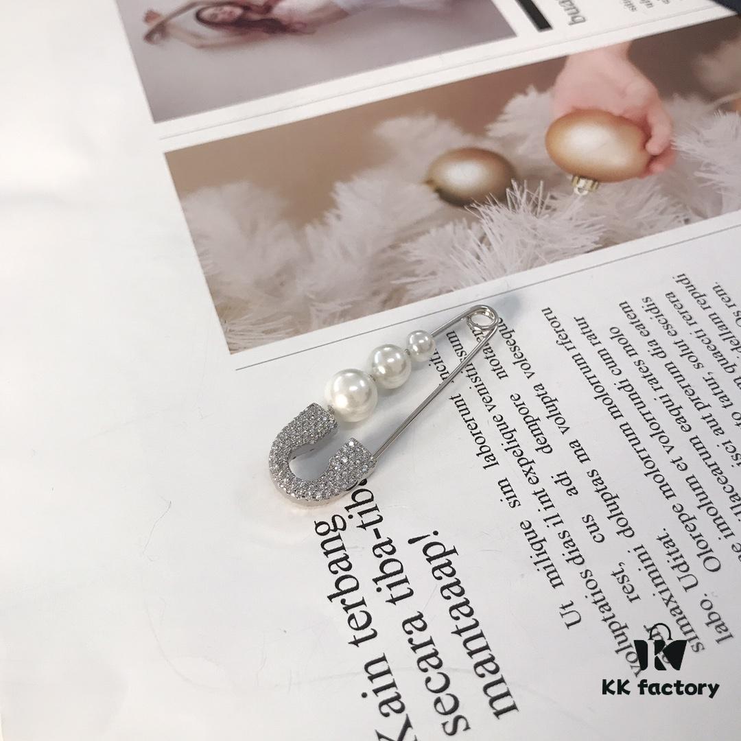 692fec4099f2d84055c8ce0d APM Monaco Pearl Pin Earrings, Stylish and Versatile Fashion Design, Wearable in Multiple Ways