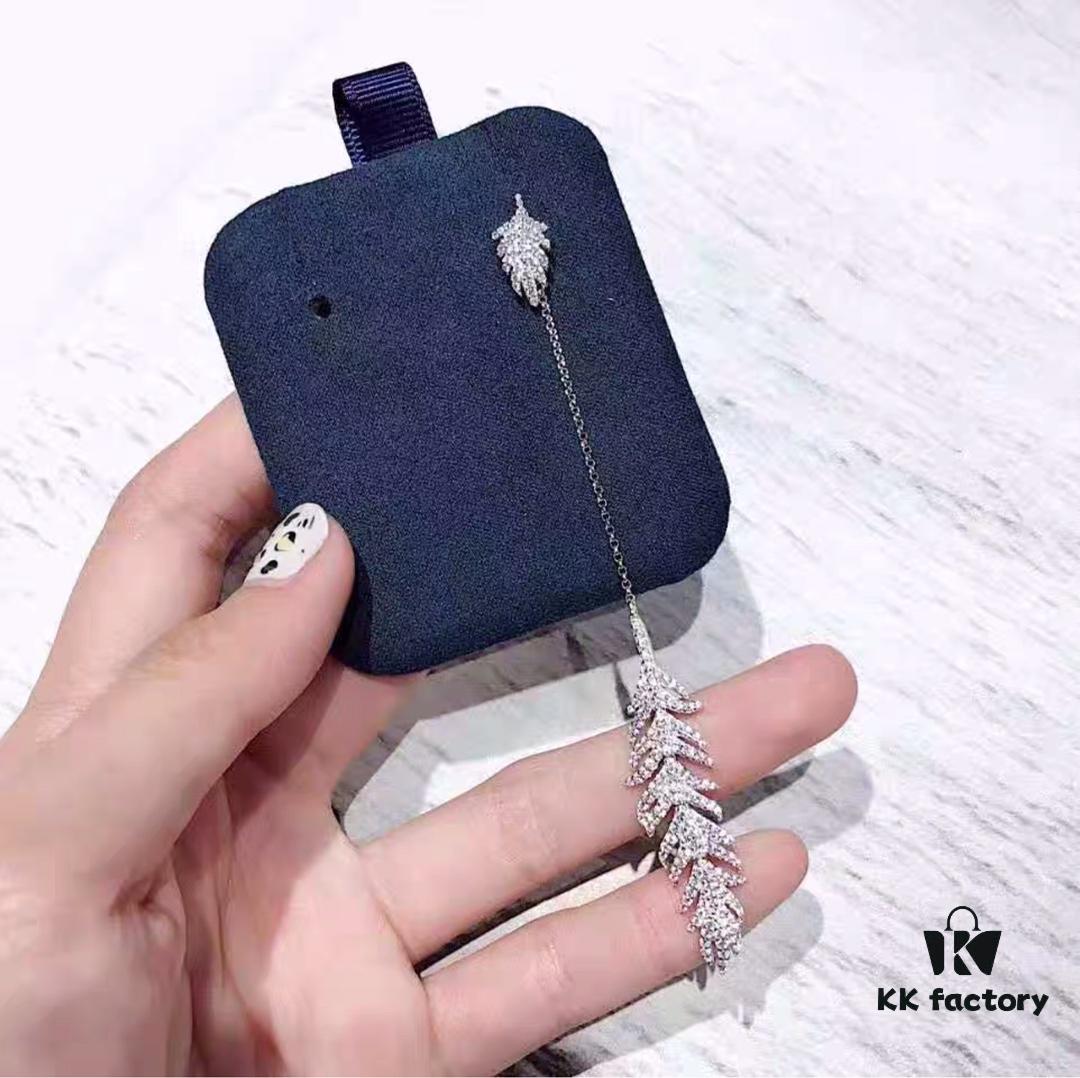 692fec8d99f2d84055c8ceb8 APM Monaco Single Feather Original New Arrival Stylish and Trendy Unisex Design, Perfect Gift Choice