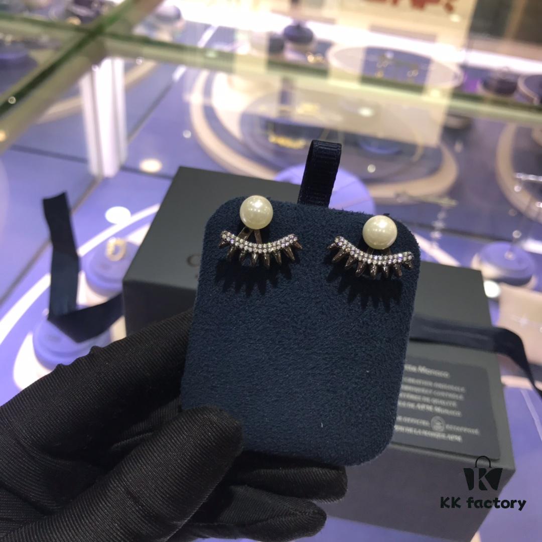 692fedee99f2d84055c8d17e APM Monaco Crystal-Encrusted Zigzag Eyelash Stud Earrings with Freshwater Pearl, Detachable Two-Way Design