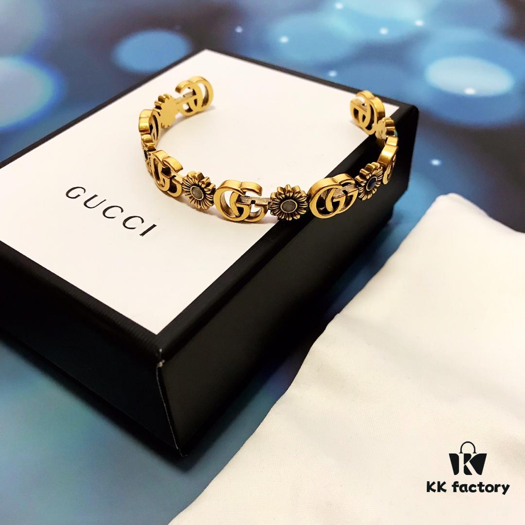 692fee6e99f2d84055c8d26e Gucci Fashion GG Statement Earrings, One Size
