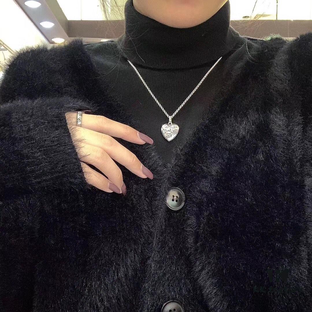692fee9599f2d84055c8d2b1 Sterling Silver Material 👐🏻 😇 Gucci Autumn-Winter Collection 'Blind for Love' Floral and Bird Series Accessory