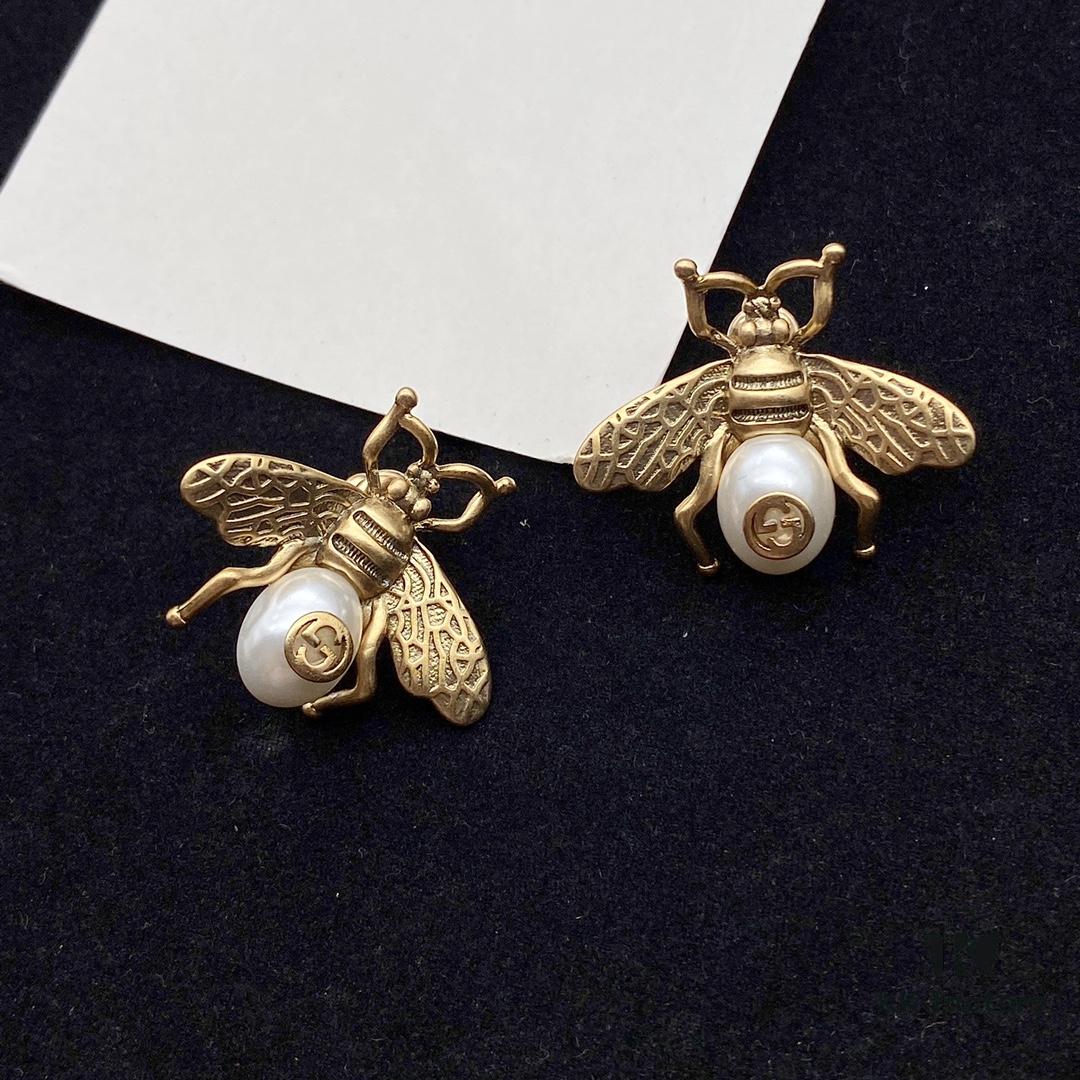 692fef9f99f2d84055c8d487 Gucci Bee Stud Earrings with Vintage Charm, Sparkling Diamonds, Small and Exquisite