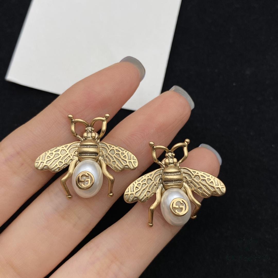 692fef9f99f2d84055c8d489 Gucci Bee Stud Earrings with Vintage Charm, Sparkling Diamonds, Small and Exquisite