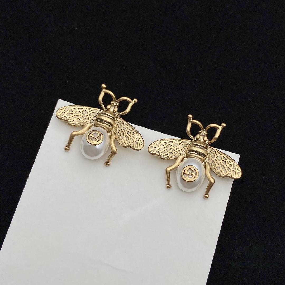 692fefa599f2d84055c8d490 Gucci Bee Stud Earrings with Vintage Charm, Sparkling Diamonds, Small and Exquisite