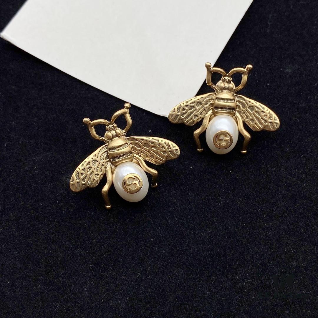 692fefa899f2d84055c8d496 Gucci Bee Stud Earrings with Vintage Charm, Sparkling Diamonds, Small and Exquisite