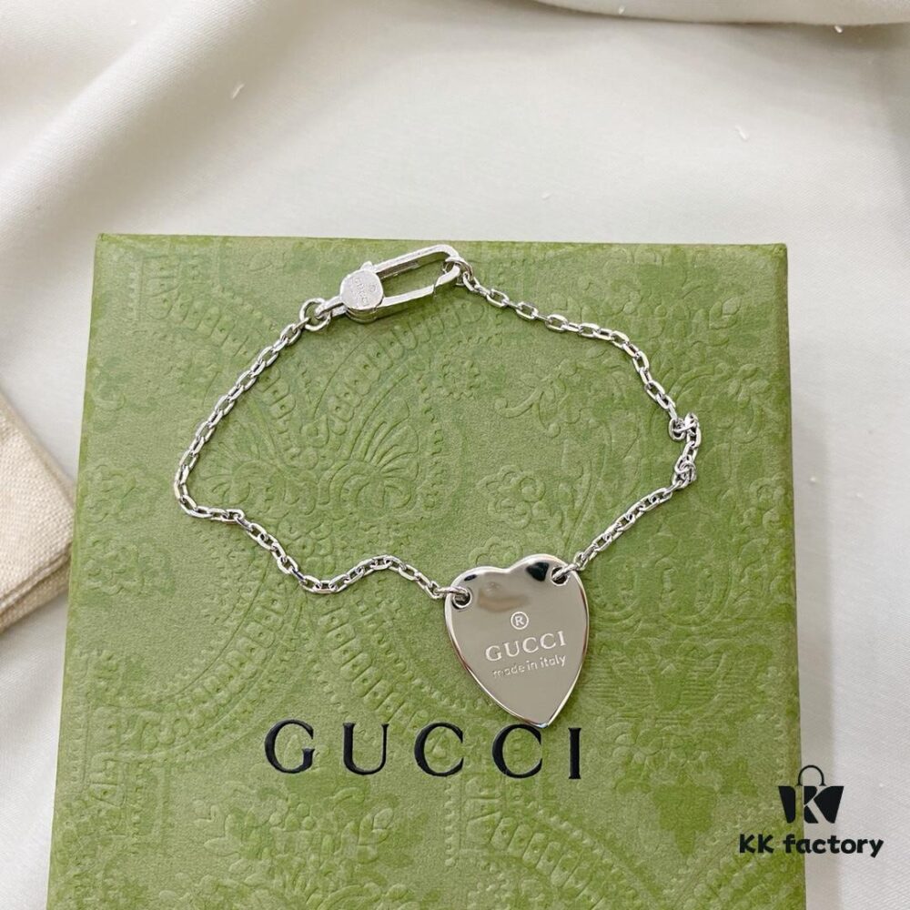 692ff0ed99f2d84055c8d6e4 Gucci 925 Sterling Silver Heart Pendant Bracelet