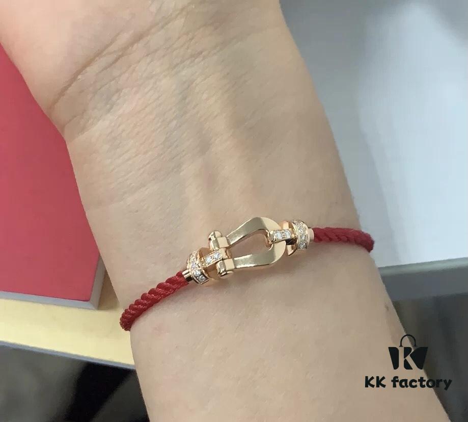 Handcrafted Red Horse Hoof Cord Bracelet, Red for Warding Off Evil and Bringing Good Luck, Stylish and Eye-Catching When Worn