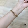 Golden chains sketch bold lines, injecting remarkable courage and strength, fully expressing freedom and fearlessness