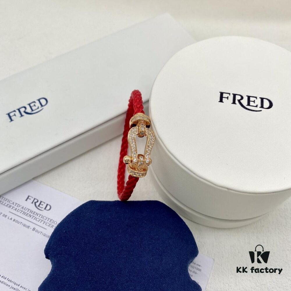Red Energy Nurtures, Activating Good Luck Mode – Red Bracelet with Fully Encrusted Diamond Horsehoof Clasp, Elegant and Skin-Brightening
