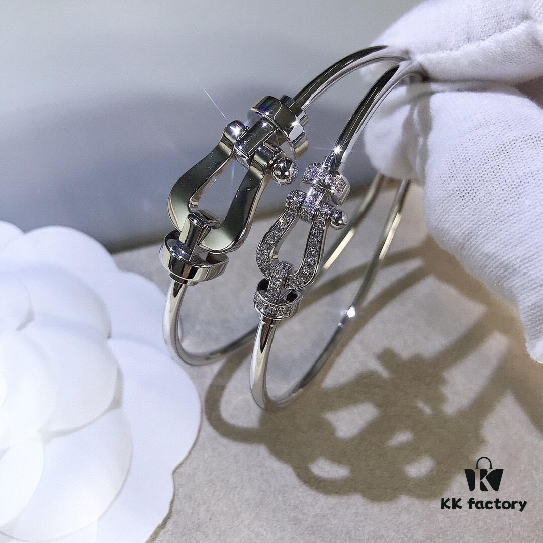 692ff60299f2d84055c8def5 Stunning Bracelet Inspired by Guan Xiaotong's Style – Fred-Inspired Design with Horseshoe Charm in Platinum, Rose Gold, and Yellow Gold