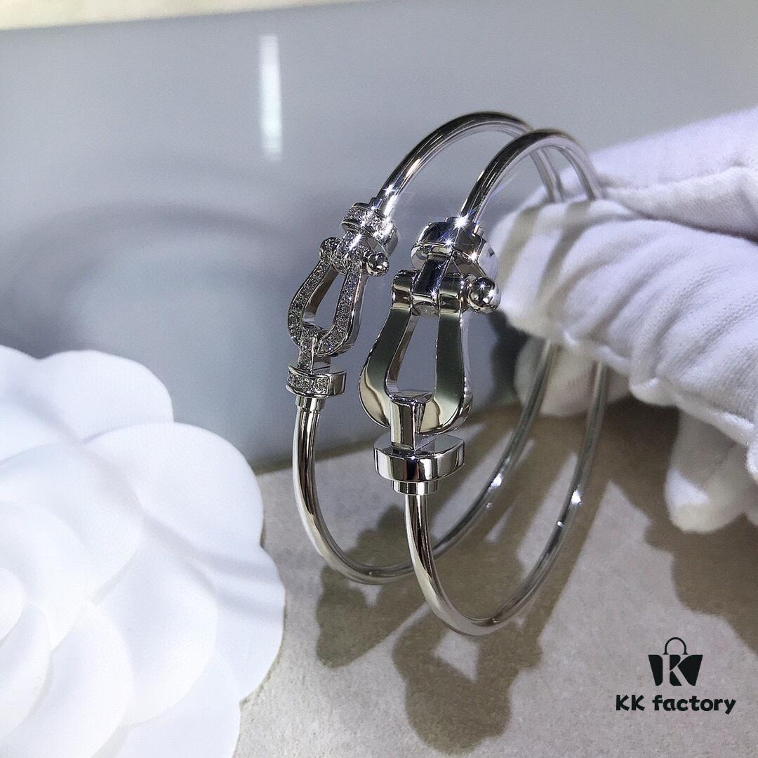 692ff60399f2d84055c8def6 Stunning Bracelet Inspired by Guan Xiaotong's Style – Fred-Inspired Design with Horseshoe Charm in Platinum, Rose Gold, and Yellow Gold