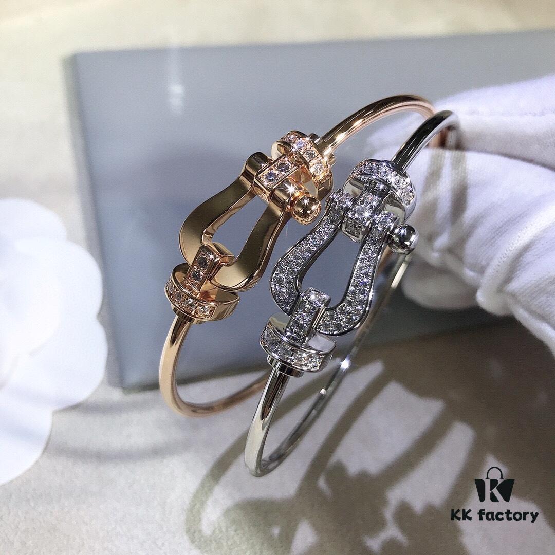 692ff60499f2d84055c8def8 Stunning Bracelet Inspired by Guan Xiaotong's Style – Fred-Inspired Design with Horseshoe Charm in Platinum, Rose Gold, and Yellow Gold