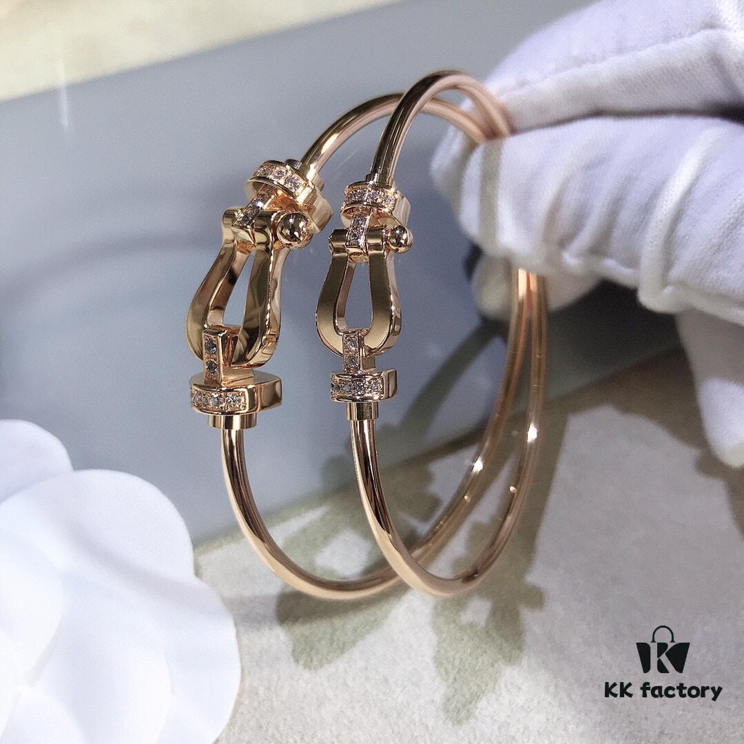 692ff60499f2d84055c8defa Stunning Bracelet Inspired by Guan Xiaotong's Style – Fred-Inspired Design with Horseshoe Charm in Platinum, Rose Gold, and Yellow Gold