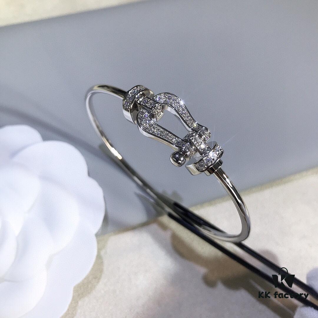 692ff60799f2d84055c8defb Stunning Bracelet Inspired by Guan Xiaotong's Style – Fred-Inspired Design with Horseshoe Charm in Platinum, Rose Gold, and Yellow Gold