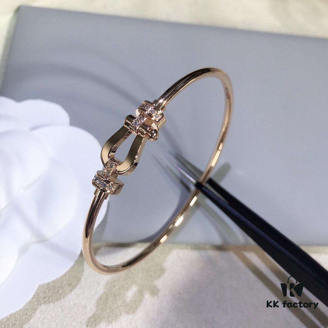 692ff60799f2d84055c8defc Stunning Bracelet Inspired by Guan Xiaotong's Style – Fred-Inspired Design with Horseshoe Charm in Platinum, Rose Gold, and Yellow Gold