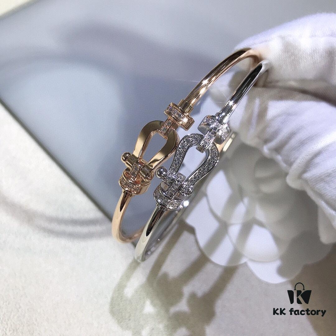 692ff60899f2d84055c8deff Stunning Bracelet Inspired by Guan Xiaotong's Style – Fred-Inspired Design with Horseshoe Charm in Platinum, Rose Gold, and Yellow Gold
