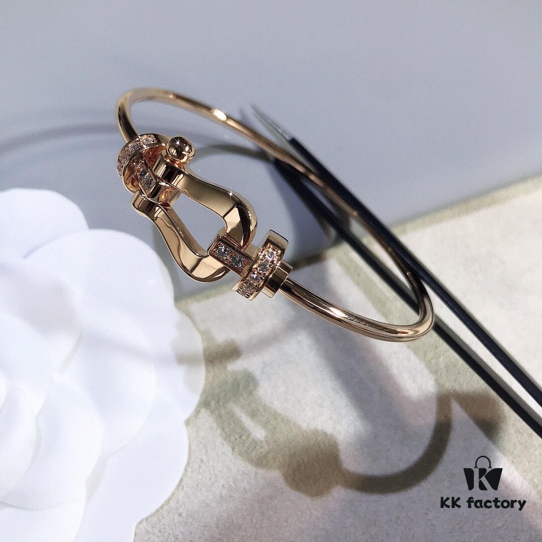 692ff60a99f2d84055c8df01 Stunning Bracelet Inspired by Guan Xiaotong's Style – Fred-Inspired Design with Horseshoe Charm in Platinum, Rose Gold, and Yellow Gold