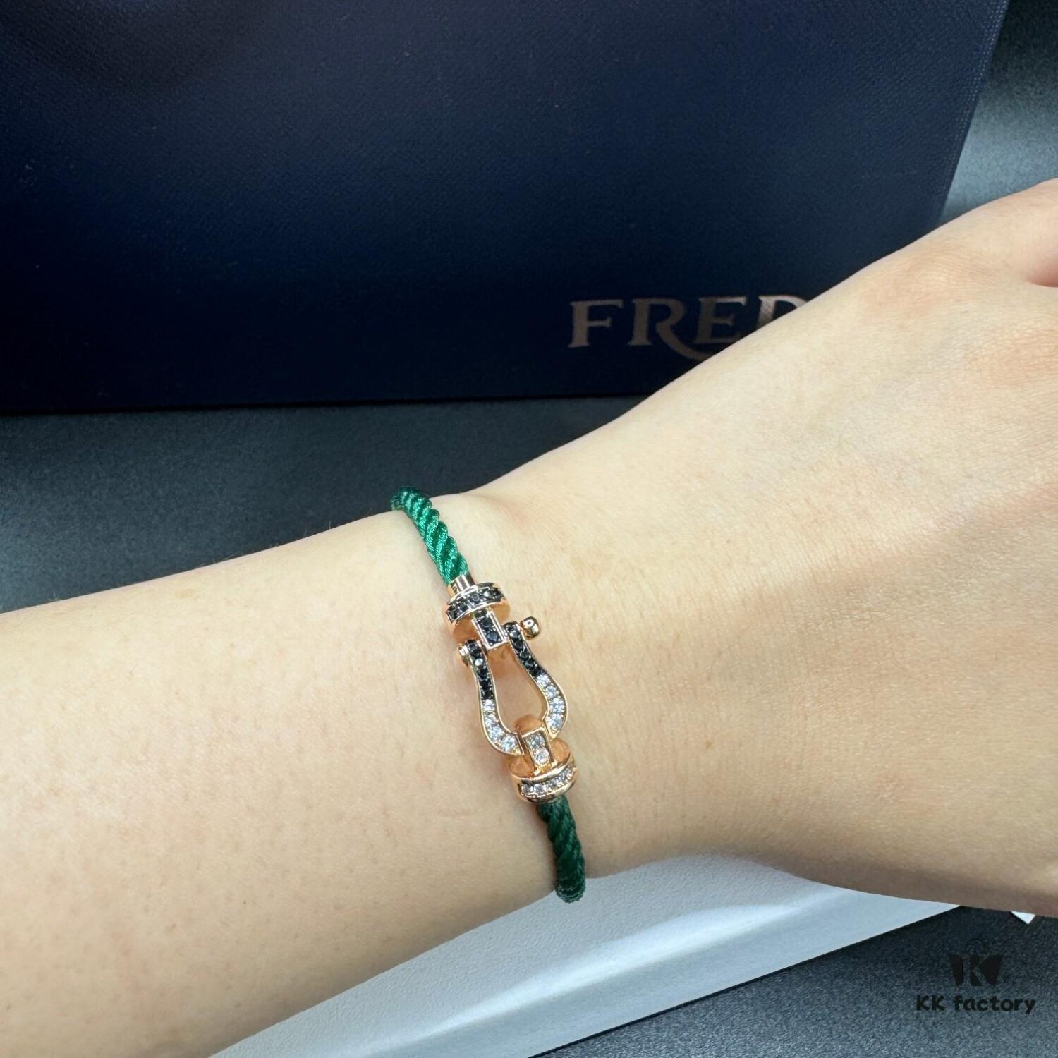 692ff66b99f2d84055c8df72 FRED Force 10 Bracelet in Rose Gold with Black and White Gemstones – Medium Size, Steel Cord Design