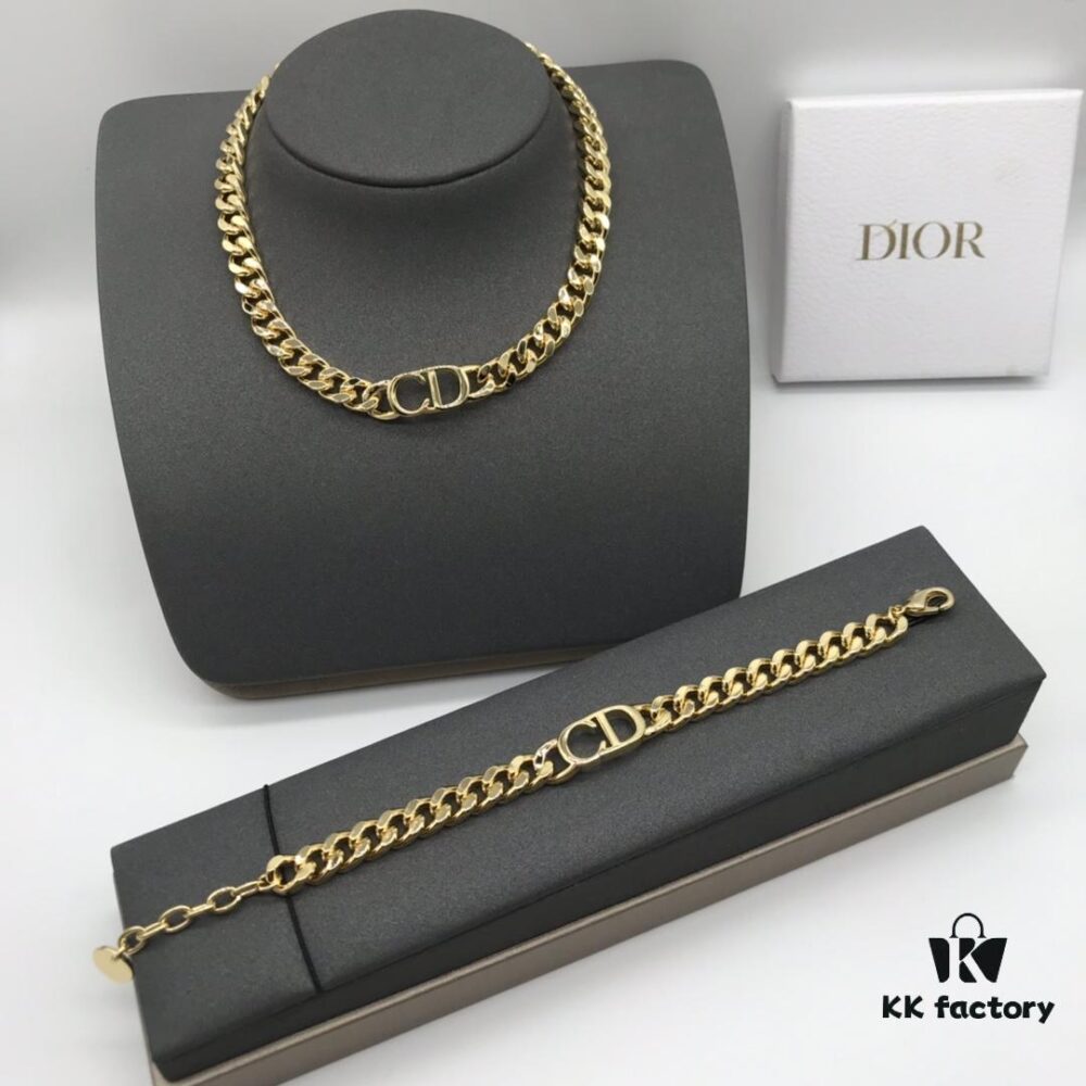 692ff77899f2d84055c8e0f8 Dior Stock Available New Arrival Set