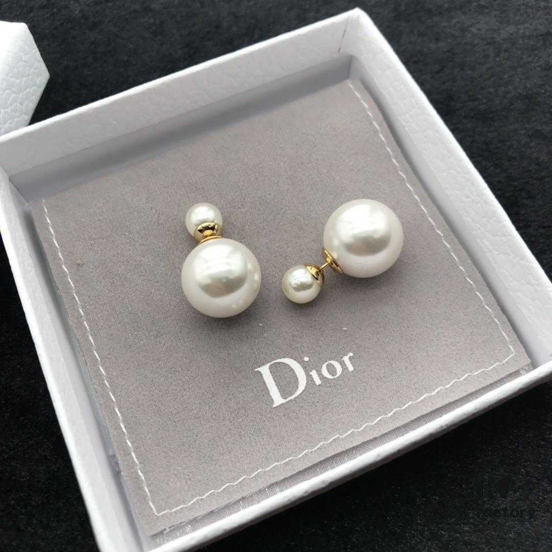 692ff7a999f2d84055c8e15e Dior In Stock New Arrival Stud Earrings