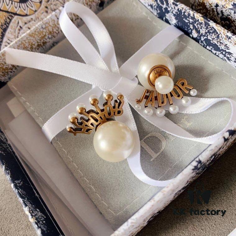 692ff7c899f2d84055c8e195 Dior Vintage Fan-Shaped Pearl Earrings