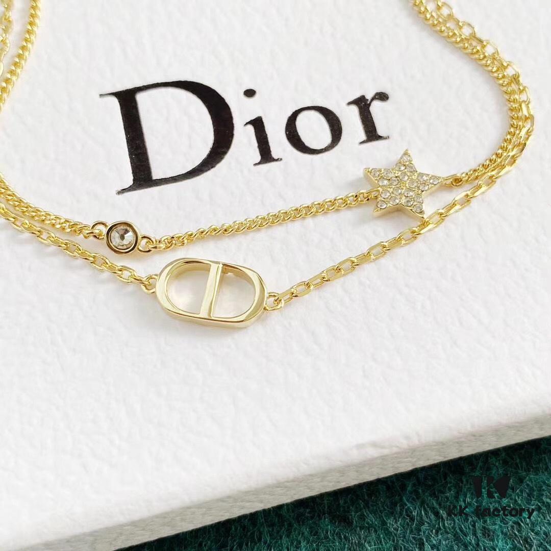 D's Star Double-Layer Bracelet, a cute and exquisite accessory that enhances happiness and serves as a meaningful treat for yourself