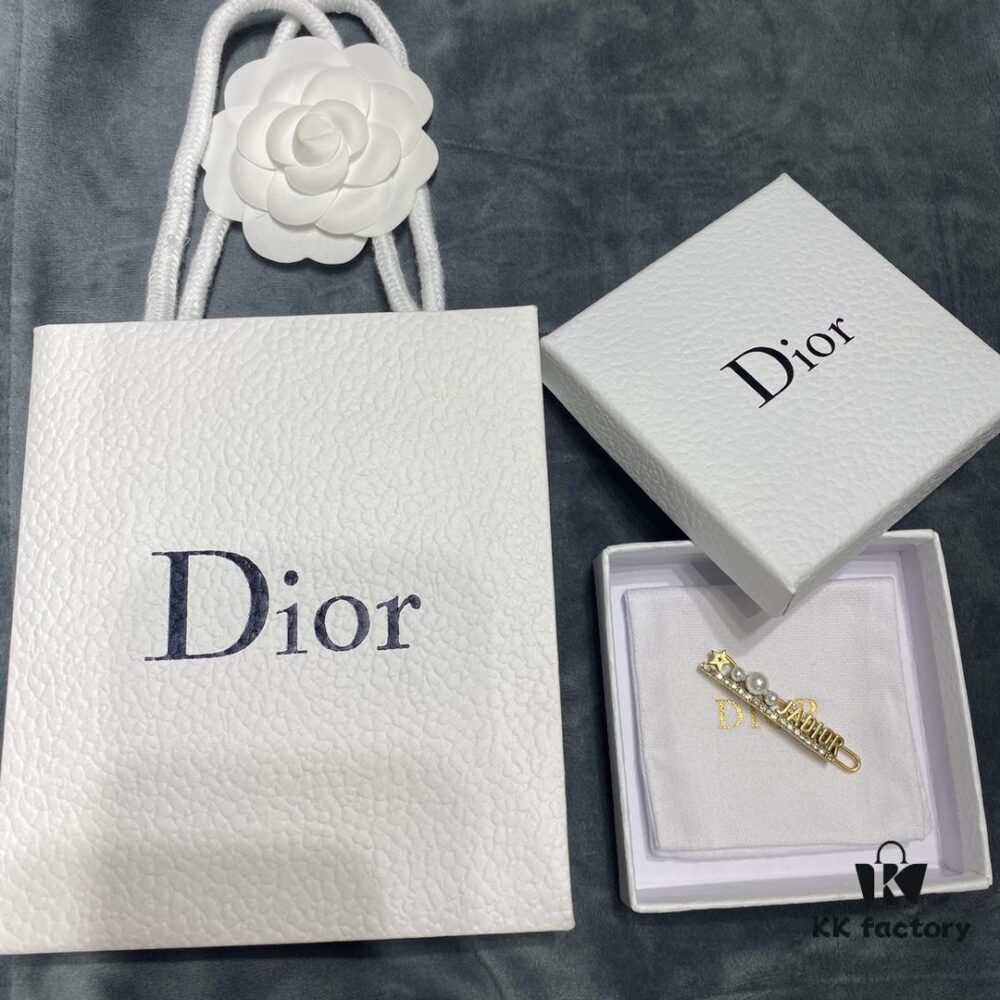 692ff84099f2d84055c8e24e Dior JA Letter Hair Clip with Pearl Inlay, Elegant and Sophisticated