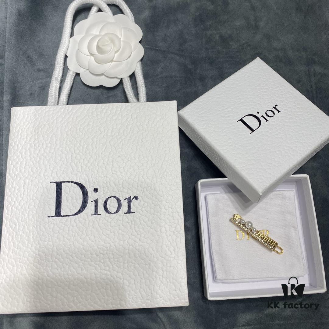 692ff84099f2d84055c8e24e Dior JA Letter Hair Clip with Pearl Inlay, Elegant and Sophisticated