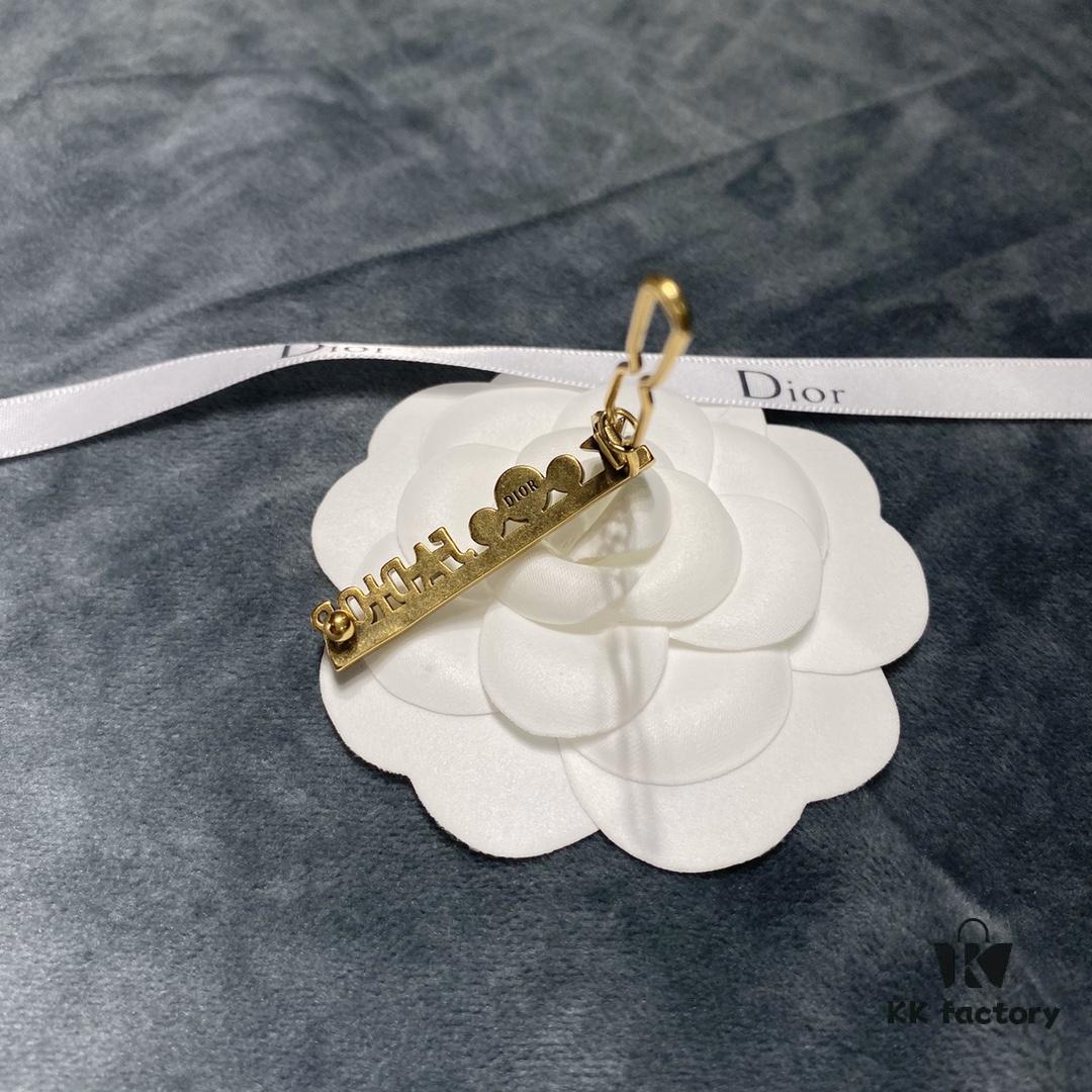 692ff84799f2d84055c8e256 Dior JA Letter Hair Clip with Pearl Inlay, Elegant and Sophisticated