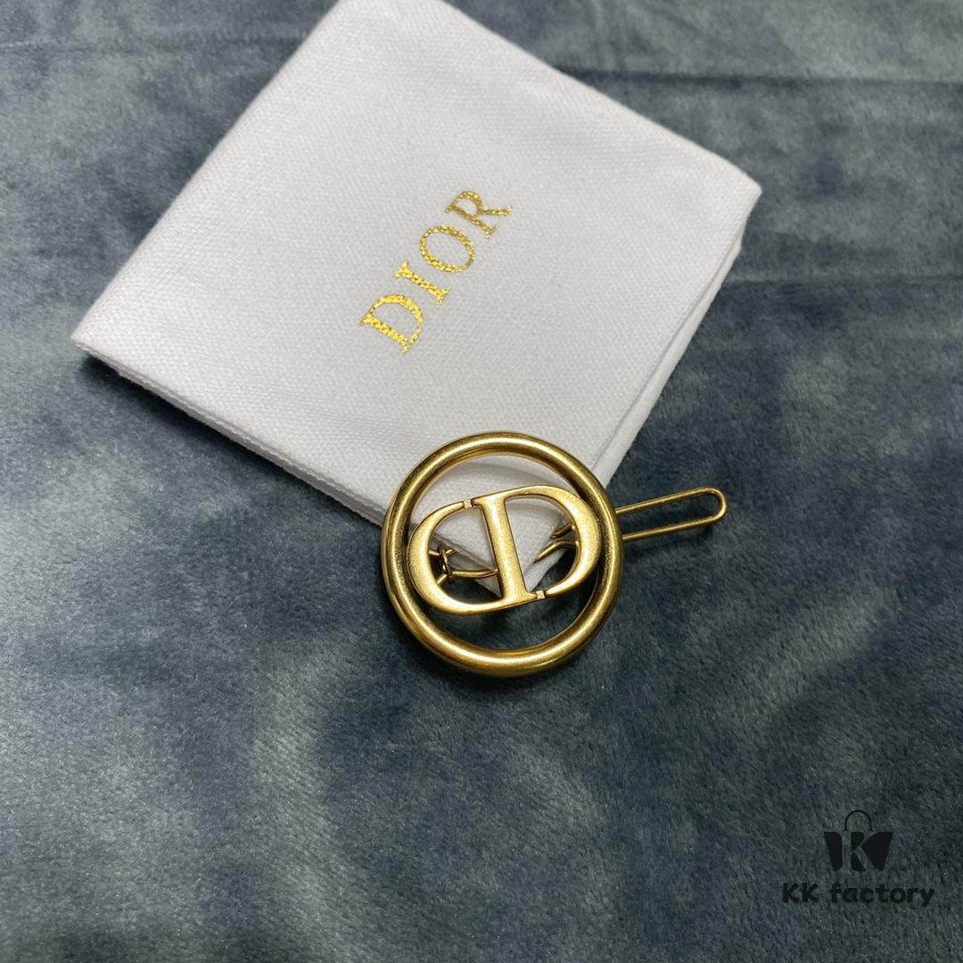 692ff84e99f2d84055c8e260 Dior CD Hair Clip, Minimalist and Fashionable, Extremely Elegant