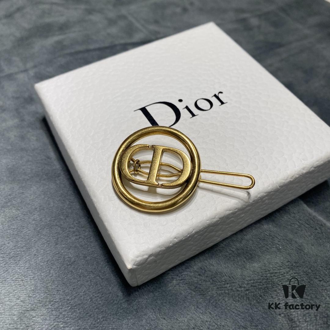 692ff84e99f2d84055c8e261 Dior CD Hair Clip, Minimalist and Fashionable, Extremely Elegant