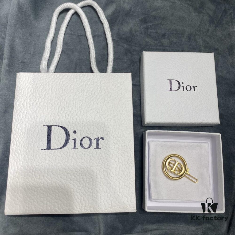 692ff84f99f2d84055c8e263 Dior CD Hair Clip, Minimalist and Fashionable, Extremely Elegant