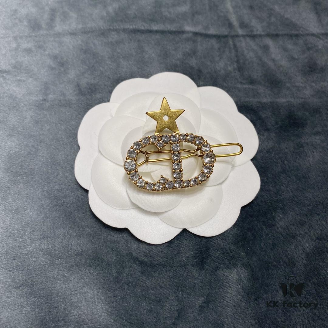 692ff85199f2d84055c8e264 Dior CD Star Hair Clip, Classic CD Design Encrusted with Diamonds, Simple Yet Elegant and Totally Worth Owning 💃🏻