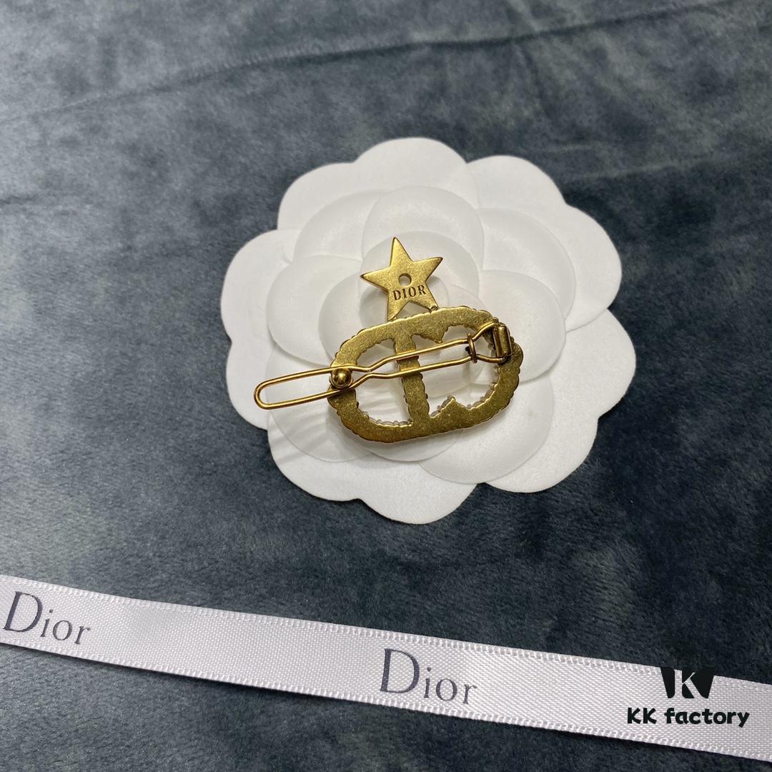 692ff85299f2d84055c8e265 Dior CD Star Hair Clip, Classic CD Design Encrusted with Diamonds, Simple Yet Elegant and Totally Worth Owning 💃🏻