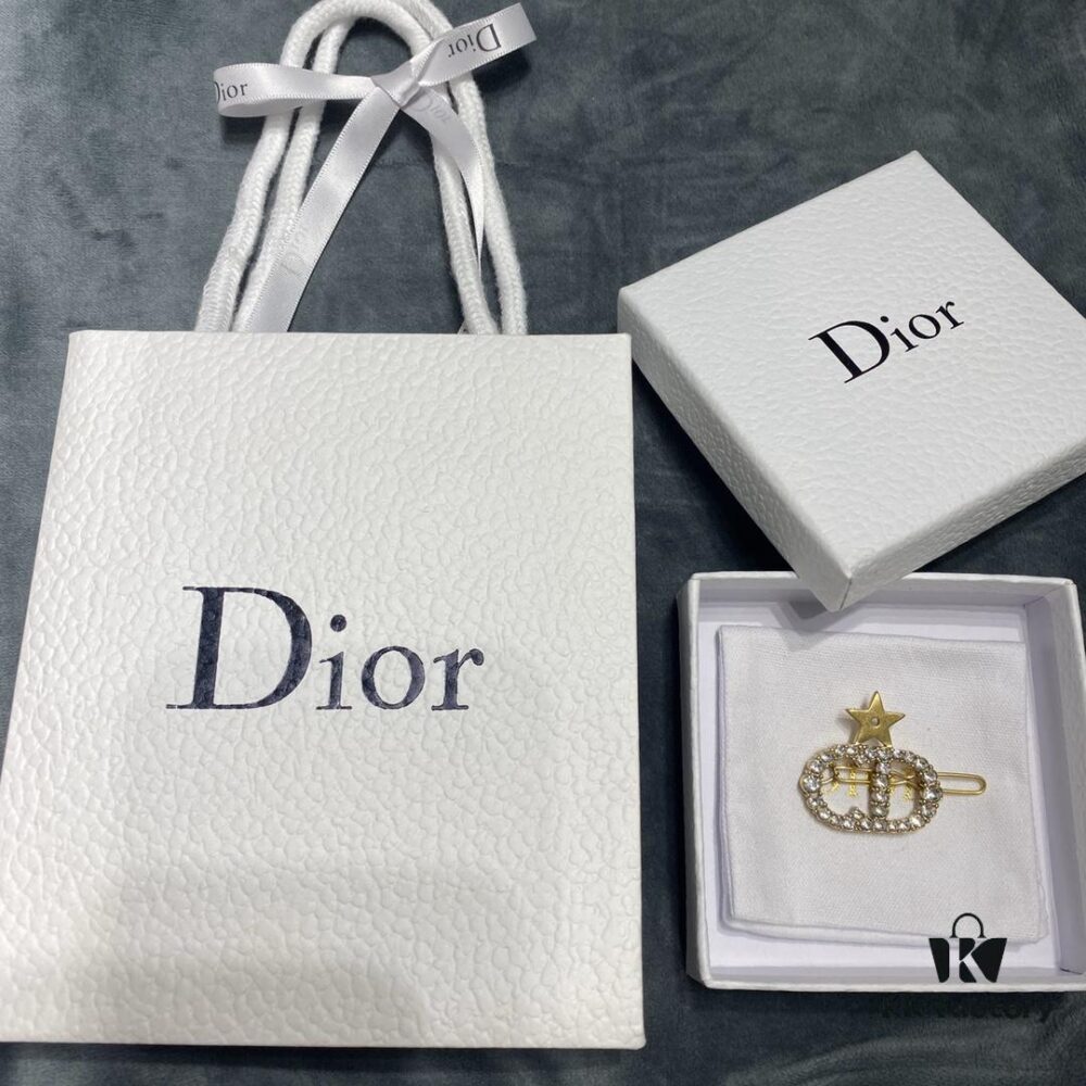 692ff86099f2d84055c8e27d Dior CD Star Hair Clip, Classic CD Design Encrusted with Diamonds, Simple Yet Elegant and Totally Worth Owning 💃🏻
