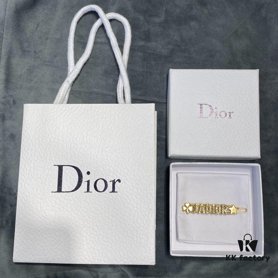 692ff86399f2d84055c8e280 Dior Letter Hair Clip, Same Material as Counter Version, Classic Retro Style, Fashionable and Elegant Best-Selling Hair Accessory