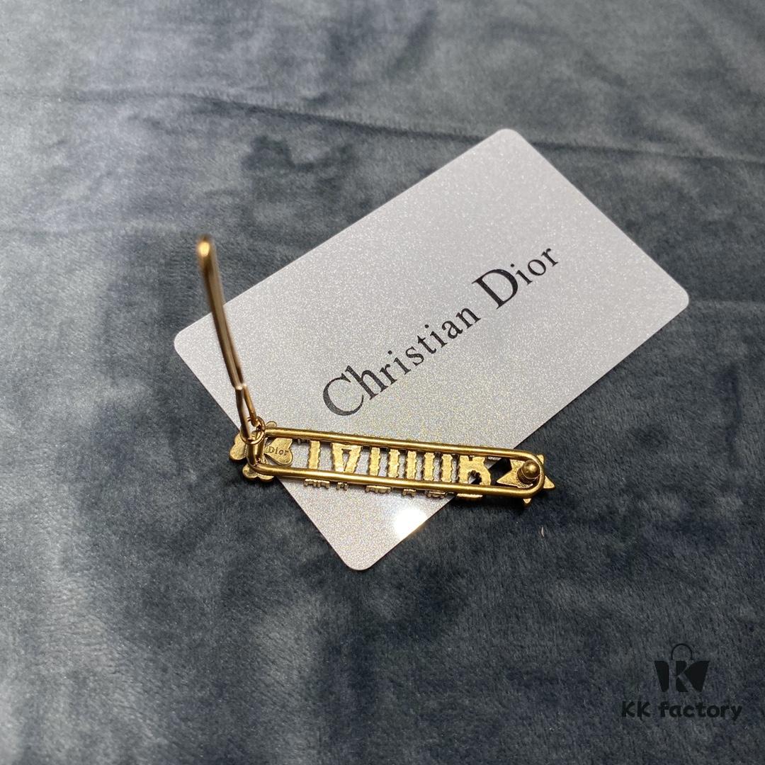 692ff86499f2d84055c8e283 Dior Letter Hair Clip, Same Material as Counter Version, Classic Retro Style, Fashionable and Elegant Best-Selling Hair Accessory
