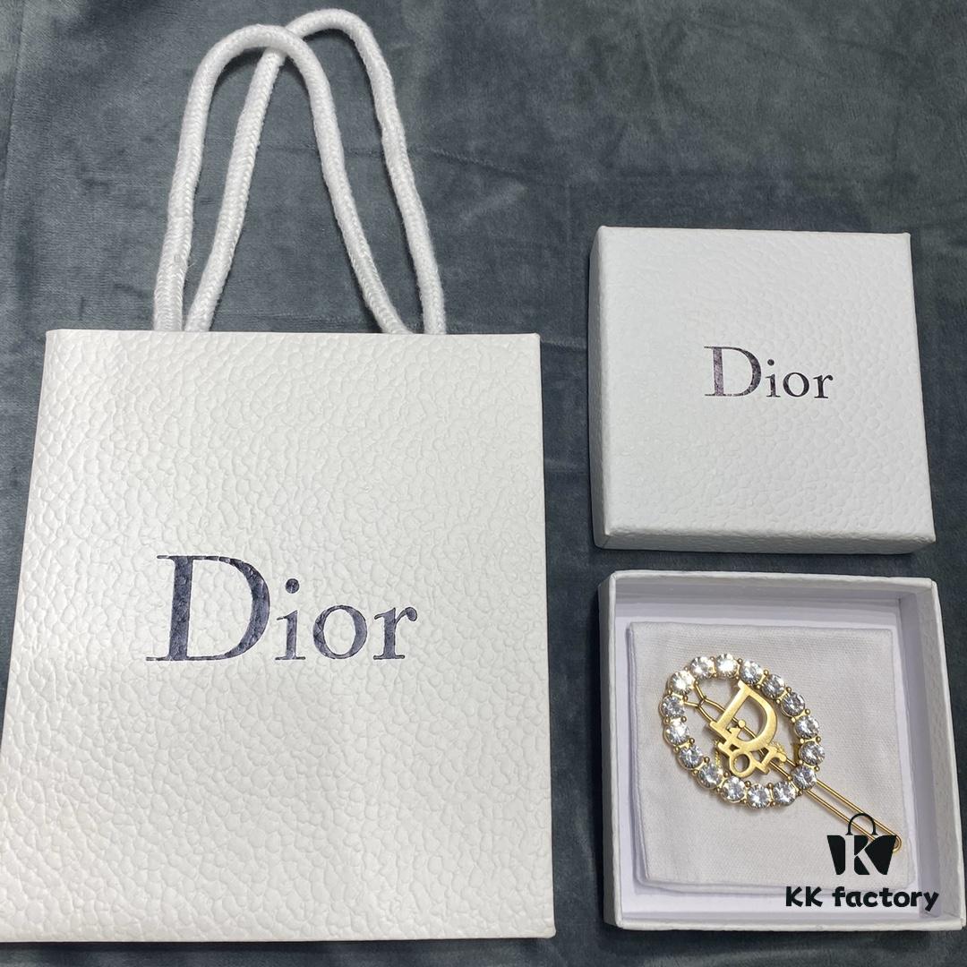 692ff86999f2d84055c8e28c Dior Oval-Shaped Hair Clip with Sparkling Zircon-Circled Frame and Hollowed Letter Design