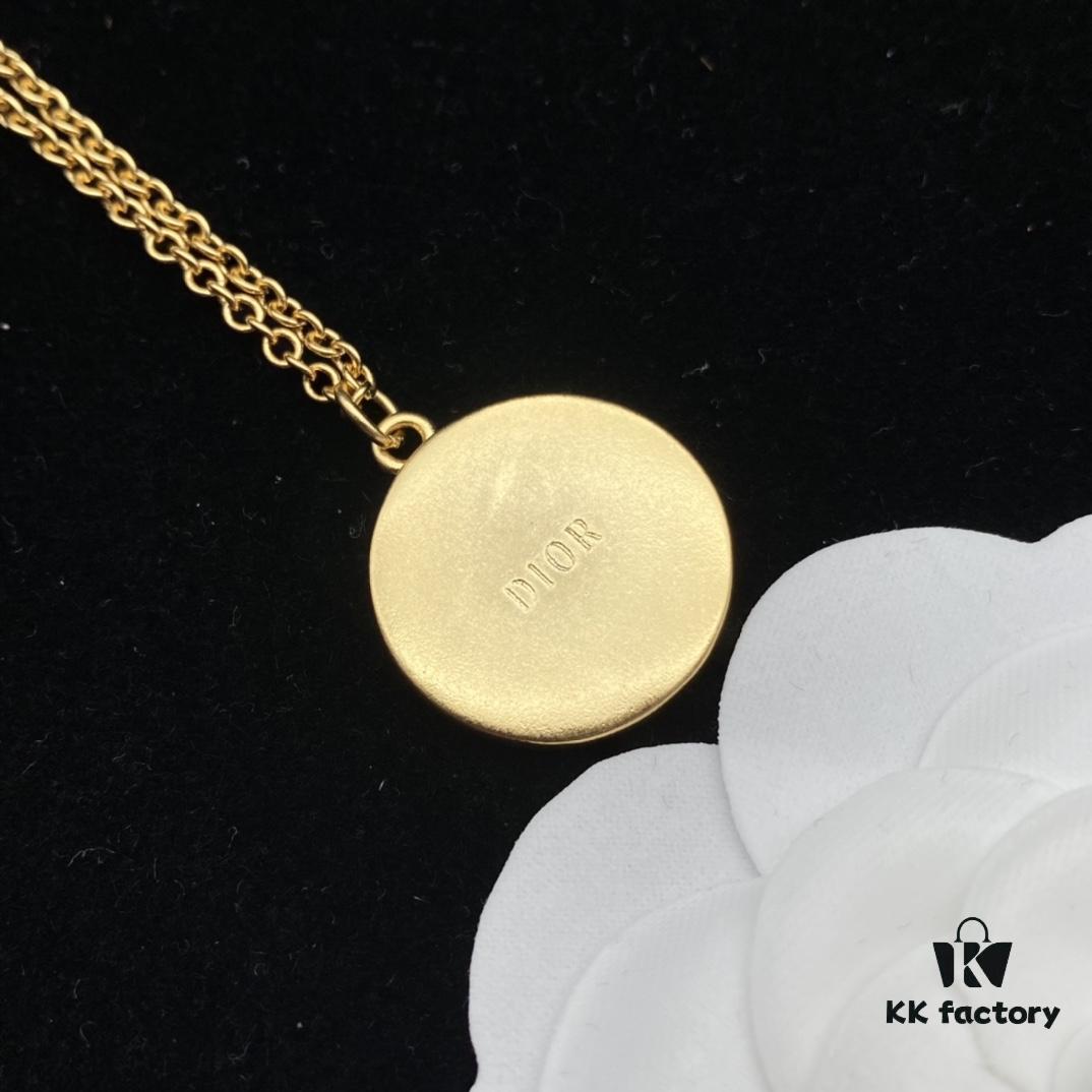692ff8f899f2d84055c8e372 Dior New Letter Star Round Resin Elegant Retro Necklace