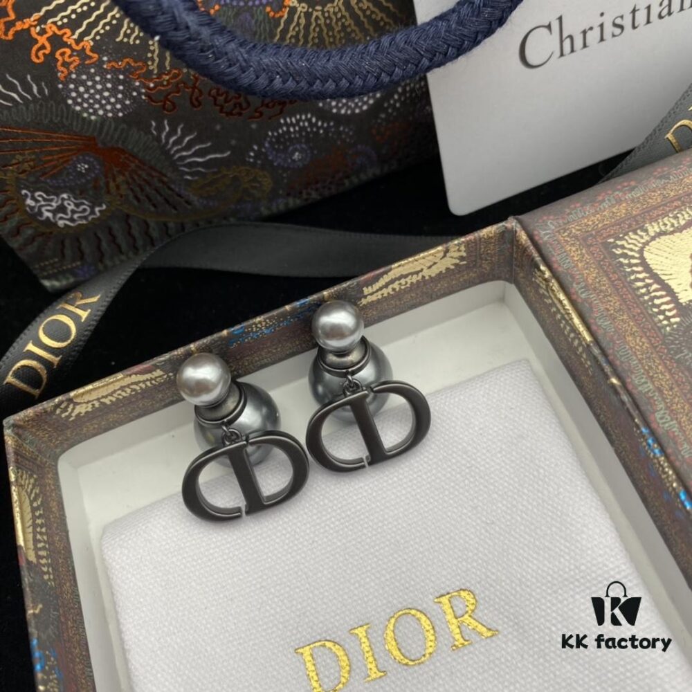 692ff8f999f2d84055c8e373 Dior New Letter Pearl Elegant Retro Stud Earrings
