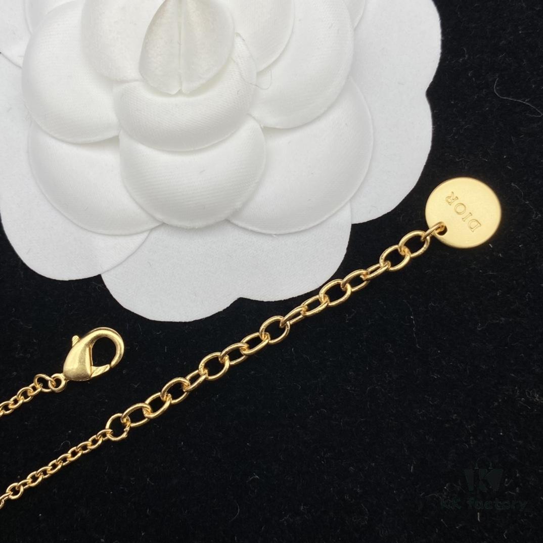 692ff8f999f2d84055c8e374 Dior New Letter Star Round Resin Elegant Retro Necklace