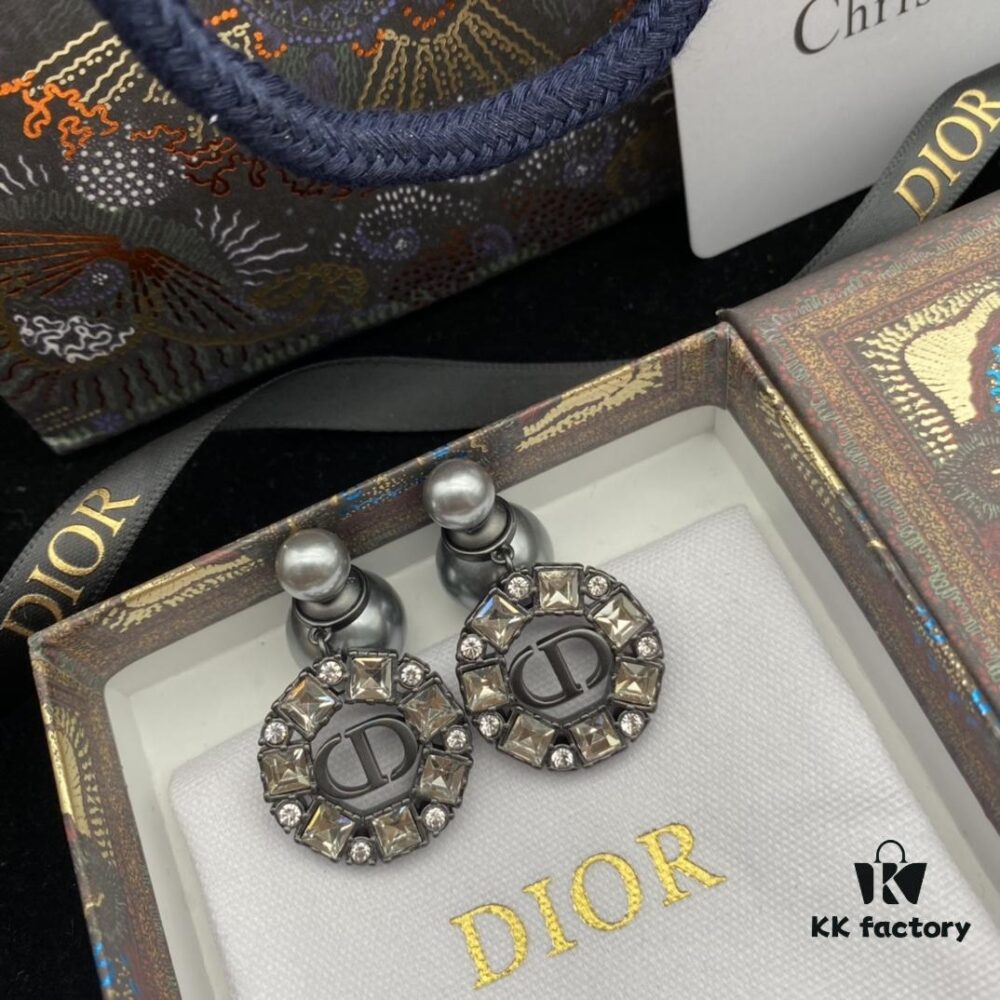 692ff8ff99f2d84055c8e37b Dior New Letter Pearl Diamond-Inlaid Elegant Retro Stud Earrings