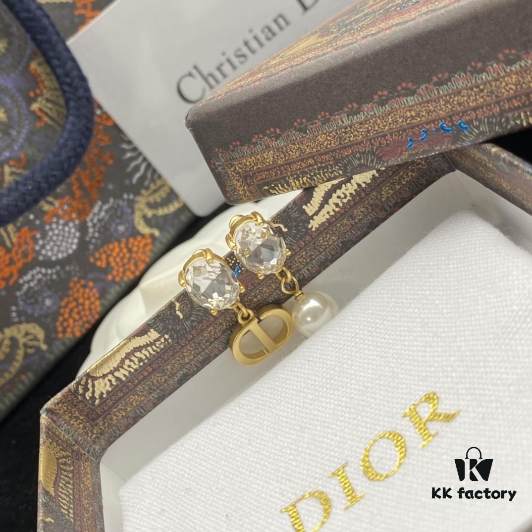 692ff91399f2d84055c8e39c Dior New Letter Pearl Inlaid Diamond Elegant Vintage Stud Earrings